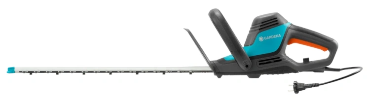 Elektryczne nożyce do żywopłotu Gardena ComfortCut 550/50 w kolorze czarnym i turkusowym z ergonomiczną rączką. Produkt leży poziomo, z widocznym ostrzem i kablem zasilającym, na białym tle. Długość ostrza wynosi 50 cm.