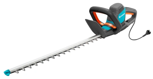 Elektryczne nożyce do żywopłotu Gardena ComfortCut 600/55 w kolorze czarno-niebieskim z pomarańczowymi akcentami. Produkt w pozycji leżącej, z długim ostrzem do cięcia. Widoczny kabel zasilający oraz ergonomiczny uchwyt. Tło proste, białe.