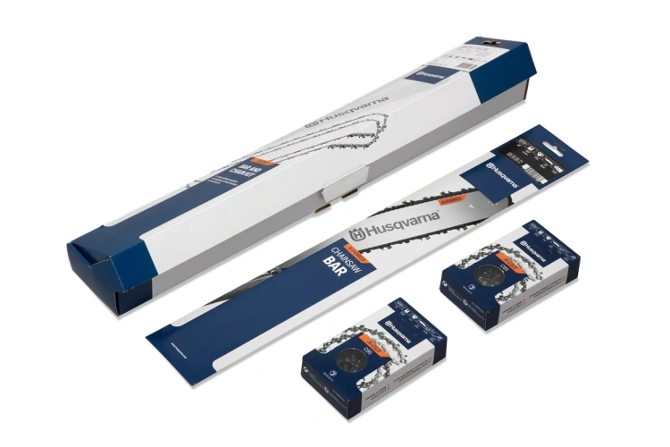 Zestaw Prowadnica X-Force 18/3/8/1,5mm i dwa łańcuchy Husqvarna na ciemnym tle. Długa prowadnica w niebiesko-białym opakowaniu, dwa mniejsze łańcuchy. Logo Husqvarna widoczne na wszystkich elementach ułożonych w linii.