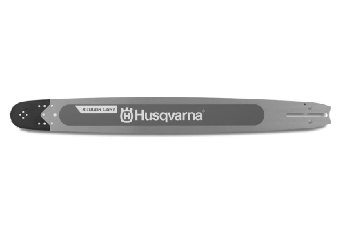 Prowadnica o długości 36 cali, wykonana z metalu, lakierowana w odcieniu srebrnym, z logo Husqvarna i napisem X-Tough Light. Produkt leży poziomo, pokazując końcówkę oraz widoczne otwory mocujące.