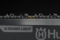 Metalowa prowadnica 36 cali z wymienną końcówką, ogniwa łańcucha z jednym złotym elementem, widok frontalny na czarnym tle, z logo X-Tough Light.