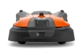 Automower® 580 EPOS® Husqvarna, pomarańczowo-szary, widok frontalny. Zaokrąglony kształt, przycisk start, logo, detale pokrywy z teksturą na jednolitym tle.