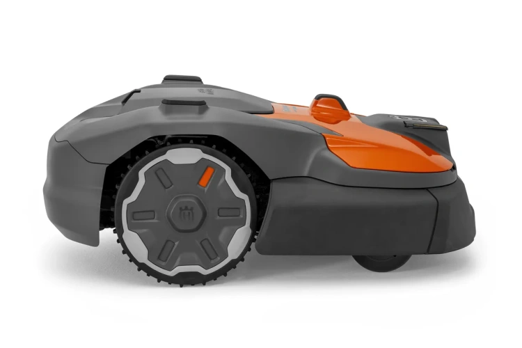 Robot koszący Automower® 580 EPOS® Husqvarna, szaro-pomarańczowy, widoczny z boku, z dużymi kołami z wzorem i logo, aerodynamiczny kształt, przyciski sterujące na górze, na białym tle.
