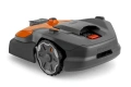 Robot koszący Automower® 580 EPOS® Husqvarna w szaro-pomarańczowej kolorystyce, widoczny z boku w pozycji leżącej. Obudowa z prostokątną klawiaturą i przyciskiem start. Koła zębate gwarantują stabilność.