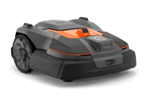 Automower® 580L EPOS® Husqvarna w kolorze szaro-pomarańczowym, widoczny z boku, z przyciskiem na górze oraz wyraźnym logo. Produkt ma zaokrąglony kształt, z dużymi, teksturowanymi kołami, stworzony do automatycznego koszenia trawnika.