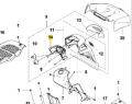 Osłona ridera RC318T Husqvarna, z detalami montażowymi, na białym tle. Produkt z przodu, w zestawieniu z elementami mocującymi. Widać oznaczenia numerów części. Kształt z wyraźnymi liniami, wykonanie z tworzywa sztucznego.