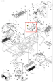 Osłona ridera RC318T Husqvarna, z tworzywa sztucznego, w kolorze czarnym. Ujęcie z boku, pokazujące zamontowany element. Widoczne siateczkowe wzornictwo oraz miejsca mocowania. Produkt w stanie nowym, przeznaczony do ochrony mechanizmu urządzenia.