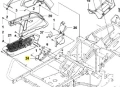 Osłona ridera RC318T Husqvarna, widoczna z boku, w formie rozłożonej. Wykonana z tworzywa sztucznego, ma perforowaną teksturę. Elementy mocujące są widoczne. Tło proste, białe, podkreślające szczegóły produktu.