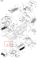 Osłona ridera RC318T Husqvarna w kolorze czarnym z teksturowanym wykończeniem. Produkt widoczny z boku, zamontowany w pojeździe. Niezbędne elementy mocujące. Tło proste, białe, podkreślające detal oraz kształt osłony.