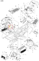 Płyta ochronna ridera RC318T Husqvarna, w kolorze czarnym, o gładkiej powierzchni, zamontowana na konstrukcji, widoczna z góry, z detalu na mocowania. Posiada logo Husqvarna na widocznej części. Tło jednolite, ułatwiające percepcję produktu.