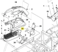 Płyta ochronna ridera RC318T Husqvarna, w kolorze czarnym, wykonana z wytrzymałego tworzywa. Zainstalowana w pozycji poziomej, widoczne detale mocowania. Obraz ukazuje również fragment ramy z zaznaczonym elementem, co sugeruje montaż w pojeździe.
