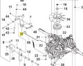 Dźwignia ridera RC318T Husqvarna - widok z góry, ukazuje elementy silnika, w tym dźwignię oznaczoną jako 37. Na rysunku przedstawiono także dodatkowe detale techniczne oraz numerację części zamiennych, co ułatwia identyfikację komponentów.