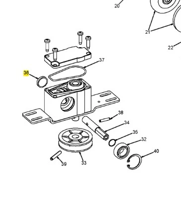 Korek kosiarki WB 53S e Husqvarna w elementach: metalowy wirnik, mocowania, otwory na śruby i uszczelki na białym tle podkreślającym kształty i funkcje części.