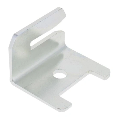 Blokada ridera R418Ts Husqvarna, srebrna, wykonana z metalu, w kształcie litery L. Widoczna owalna otwór montażowy oraz szczelina, produkt leży na białym tle. Umożliwia stabilne mocowanie akcesoriów do urządzenia.