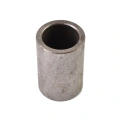 Element odległościowy ridera R418Ts Husqvarna, cylindryczny kształt, metaliczny, matowy. Z góry, stojący. We wnętrzu widoczne gładkie wykończenie. Rozmiar średni, bez widocznych napisów czy logo. Tło jednolite, co podkreśla produkt.