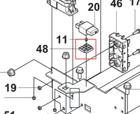 Zacisk ridera R112iC Husqvarna, widoczny z góry, umiejscowiony na schemacie technicznym. Szary, prostokątny element z wyraźnymi detalami mocującymi. Obok widoczne inne komponenty, takie jak złącza i śruby, na białym tle technicznym.