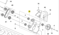 Szkic techniczny pokazujący części zamienne świdra ridera RC318T Husqvarna. Widoczne elementy to mocowanie, koła oraz inne detale montażowe. Układ przedstawia złożenie części, w tym rączki i elementy łączące, na prostym tle.
