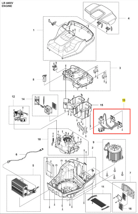 Skrzynka akumulatora kosiarki LB 448iV Husqvarna, w kolorze czarnym, z plastikowym wykończeniem. Widoczna z boku, pokazująca mocowania i wypustki. Zestaw dwóch przewodów elektrycznych. Prosta kompozycja na białym tle, bez dodatkowych elementów.