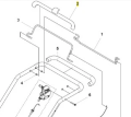Uchwyt kosiarki LC 551VQ Husqvarna, metalowy, w kolorze srebrnym, o zagiętych końcach do mocowania. Widoczne oznaczenia montażowe. Ujęcie z boku, eksponujące kształt i detale. Elementów nie jest wiele, całość przedstawiona na białym tle.