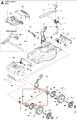 Drążek kosiarki LC 353VI Husqvarna, metalowy, prostokątny z uchwytem, widoczny pod kątem, z zamocowaniami. Element w zestawie do kosiarki, na ciemnym tle, przedstawiający szczegóły konstrukcji, takie jak śruby i otwory na mocowanie.