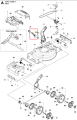Dźwignia kosiarki LC 353VI Husqvarna w kolorze szarym, z ergonomiczną rączką, zamontowana na obudowie. Widoczny detal mocowania. Ujęcie z boku, na białym tle. Produkt przeznaczony do precyzyjnej obsługi kosiarki.