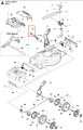 Pokrętło kosiarki LC 353VI Husqvarna, metalowe, w okrągłym kształcie, z wyraźnym oznaczeniem. Ujęcie frontalne, ukazuje element w kontekście montażu. Znajduje się na jasnym tle, akcesorium w stanie nowym.