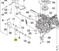 Dźwignia ridera RC318T Husqvarna, metalowa, szara, z precyzyjnym mocowaniem, na zdjęciu w zestawie z innymi częściami i układzie montażowym.