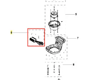 Regulator kosiarki LC 142iS Husqvarna w wersji czarnej, widoczny z boku. Zawiera złącze elektryczne oraz części montażowe. Widoczne detale teksture w formie szczelin i zapięcia. W tle zarys innych komponentów kosiarki.