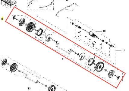 Koło kosiarki LC 142iS Husqvarna, metalowe, okrągłe, z widocznymi elementami mocującymi. Ujęcie pod kątem, szczegóły konstrukcji i mocowań. Tło proste, białe, skupiające uwagę na detalu produktu. Brak napisów lub logo.