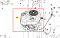 Silnik ridera R418Ts Husqvarna, w pozycji frontalnej, z widocznymi detalami, takimi jak wlot powietrza na górze, przewody oraz elementy mocujące. Całość z opisanymi komponentami; kolor szaro-srebrny, tekstura metalowa, na białym tle.