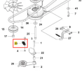 Sprężyna ridera R418Ts Husqvarna w kolorze czarnym, umieszczona na schemacie części. Zbliżenie na detal sprężyny, wyraźnie widoczne mocowanie. Produkt pokazany z boku, w kontekście montażu w maszynie. Tło białe, prosty schemat.