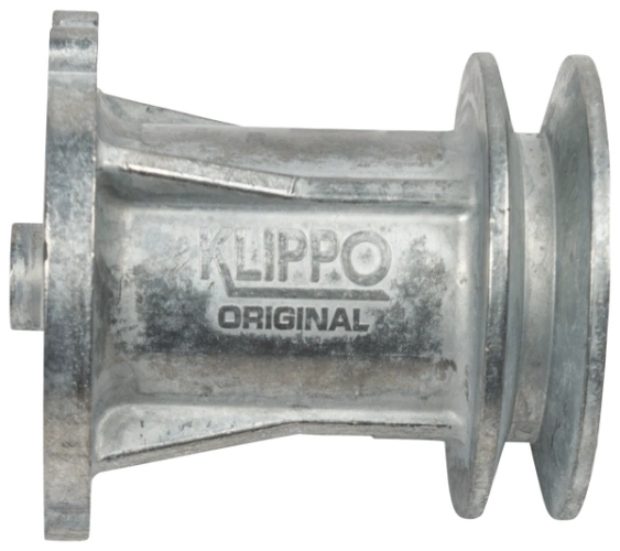 Metalowy wspornik łopatki kosiarki o średnicy 25 mm, srebrny, z napisem KLIPPO ORIGINAL, z otworami montażowymi, gładką fakturą, do mocy kosiarki WB 53S, widok frontalny, produkt leżący.