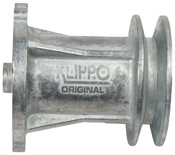 Metalowy wspornik łopatki kosiarki o średnicy 25 mm, srebrny, z napisem KLIPPO ORIGINAL, z otworami montażowymi, gładką fakturą, do mocy kosiarki WB 53S, widok frontalny, produkt leżący.