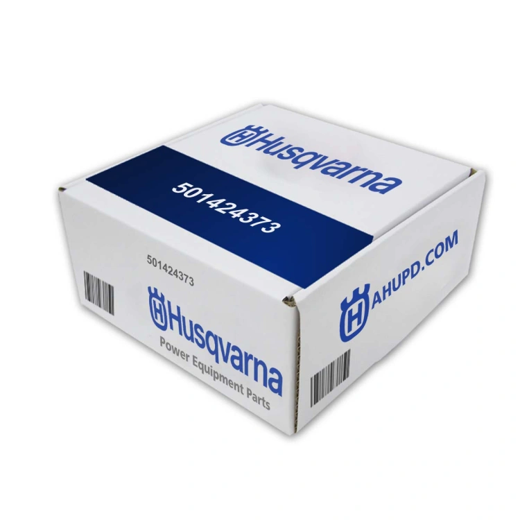 Zestaw naprawczy dmuchawy 150BT Husqvarna w białym kartonie z niebieskim logo Husqvarna. Widoczne numer katalogowy 501424373 oraz napis Power Equipment Parts. Karton znajduje się na lekko umieszczonym tle.