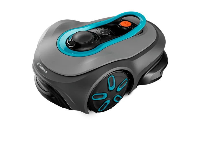 Robot koszący Gardena Sileno SMART Free 1200 w szarej obudowie z niebieskimi akcentami, widok z góry. Na górze znajdują się przyciski do sterowania i panel sterujący. Opony mają wzór w formie sześciokąta.