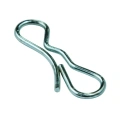 Zawleczka sprężynowa metalowa w formie podwójnej pętli, widoczna z góry na jednolitym tle. Mała, z widocznym połyskiem metalu. Idealna do mocowania w odśnieżarce Husqvarna ST 330.