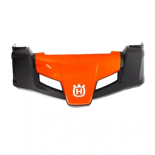 Osłona odśnieżarki ST 330 Husqvarna w kolorze pomarańczowym i czarnym, o aerodynamicznym kształcie, z logo Husqvarna na przedniej części. Produkt widoczny frontalnie, pokazujący szczegóły mocowań po bokach.
