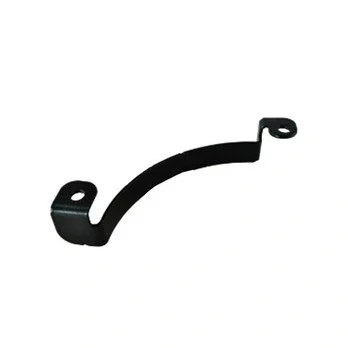 Wspornik odśnieżarki ST 330 Husqvarna, wykonany z czarnego metalu, o zaokrąglonym kształcie. Element zamontowany poziomo z widocznymi otworami na mocowania. Produkt przedstawiony na białym tle, co podkreśla jego detale i kształt.