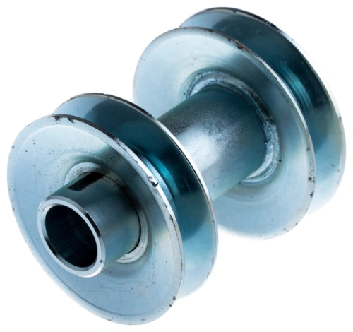 Koło pasowe do odśnieżarki ST 230P Husqvarna, metaliczne, z dwoma okrągłymi tarczami, na środku cylindryczne, gwintowane mocowanie. Ujęcie z boku, pokazujące detale konstrukcji. W tle neutralne, białe, co podkreśla produkt.