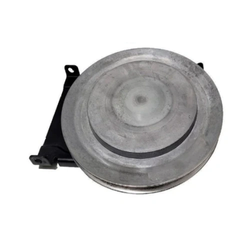 Koło pasowe odśnieżarki ST 330 Husqvarna w kolorze metalicznym, z płaską, okrągłą średnicą. Uchwycone z boku, montowane na stelażu. Widać szczegóły mocowania, a jego powierzchnia jest gładka z subtelnymi zarysowaniami.