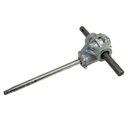 Skrzynia biegów odśnieżarki ST 327P Husqvarna w ujęciu z boku, metaliczna, szara obudowa z elementami montażowymi. Widoczne dwa wały, z prostymi uchwytami. Produkt leży na jasnym tle, co podkreśla jego detale i konstrukcję.