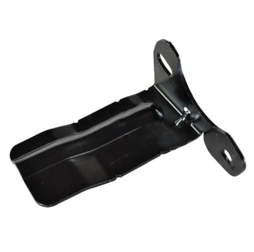 Wspornik odśnieżarki ST 230P Husqvarna w kolorze czarnym, wykonany z metalu, o prostokątnym kształcie. Ujęcie z boku, pokazujące mocowanie oraz detal wykończenia. Element przeznaczony do montażu na odśnieżarce. Tło jednolite, białe.