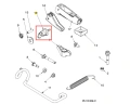 Klin odśnieżarki ST 330 Husqvarna, metalowy element o smukłym, wyprofilowanym kształcie, znajdujący się w centrum kompozycji. Widać szczegóły konstrukcji, w tym otwory montażowe. Element leży na jasnym tle, obok innych części odśnieżarki.