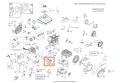 Gaźnik do odśnieżarki ST 230P Husqvarna, ukazany w zbliżeniu, ze szczegółami w postaci elementów mocujących, cylindrycznym kształtem, widocznymi portami powietrza i paliwa, wykonany z metalu, umieszczony na jednolitym tle.