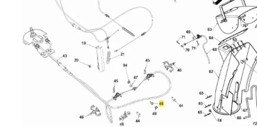 Wspornik odśnieżarki ST 330 Husqvarna, widok z góry, leżący na białym tle. Element posiada metalową konstrukcję w kolorze srebrnym, widoczne są mocowania oraz detale takie jak przewody, złączki. Brak dodatkowych akcesoriów w tle.