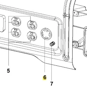 Gniazdo generatora Husqvarna G3200P w ujęciu z boku, z widocznymi pięcioma gniazdami oraz dodatkowym elementem montażowym. W tle prosta struktura, która podkreśla funkcjonalność i przeznaczenie produktu. Elementy na zdjęciu w kolorze czarnym.