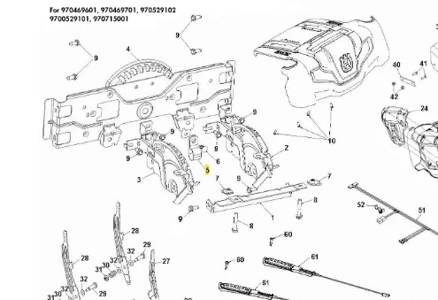 Zacisk odśnieżarki ST 330 Husqvarna z przodu, metalowy srebrny z elementami plastiku, widoczne mocowania, otwory na śruby i logo Husqvarna, na białym tle.