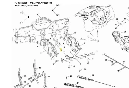 Zacisk odśnieżarki ST 330 Husqvarna z przodu, metalowy srebrny z elementami plastiku, widoczne mocowania, otwory na śruby i logo Husqvarna, na białym tle.