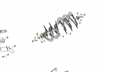 Zacisk odśnieżarki ST 330 Husqvarna, przedstawiony w zbliżeniu. Elementy zacisku mają metaliczny wygląd, z ostrymi zakończeniami. Widoczne szczegóły techniczne i oznaczenia numerów części. Produkt leży na białym tle.