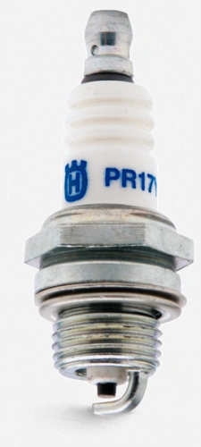 Świeca zapłonowa Husqvarna ST 424, z metalowym korpusem i białą ceramiczną izolacją. Widoczne logo w niebieskim kolorze i oznaczenie PR17. Produkt ujęty z przodu, w pionie, dobrze widoczny na czarnym tle.